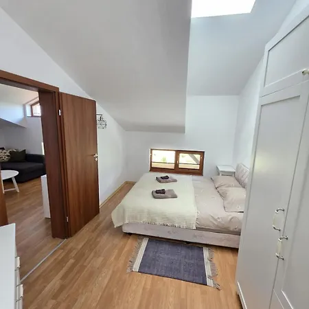 Mountain View Apartment Balcony Walk To Old Town *